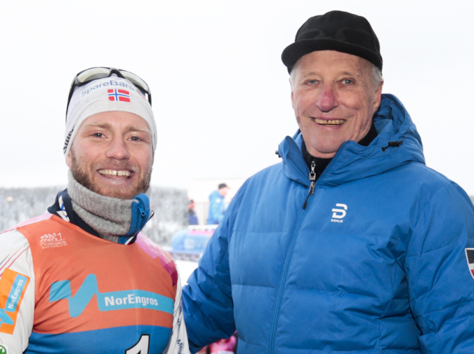 Kong Harald gratulerte Martin Johnsrud Sundby etter 30 kilometer for menn. Foto: Lise Åserud, NTB scanpix